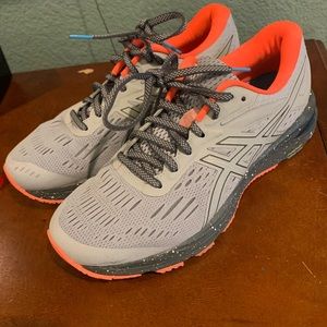 Asics Women's Gel-Cumulus 20 LE Size 9.5 wore once